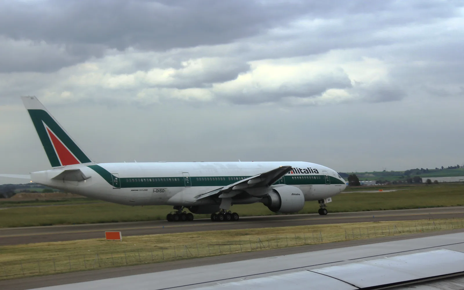 How to get from Fiumicino Airport to central Rome: train, private transfer or taxi (2026 guide)