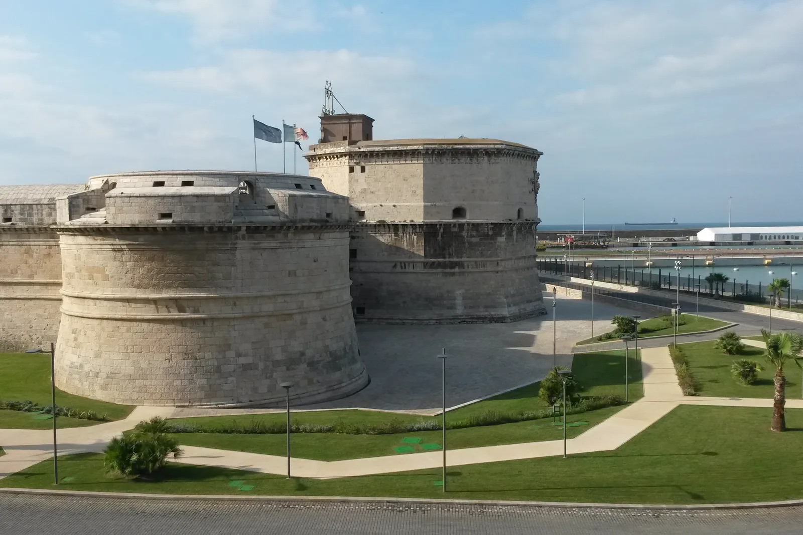 Transfer privato Aeroporto di Roma Fiumicino (FCO) verso Civitavecchia Cruise Port — 75 km, autista NCC professionista